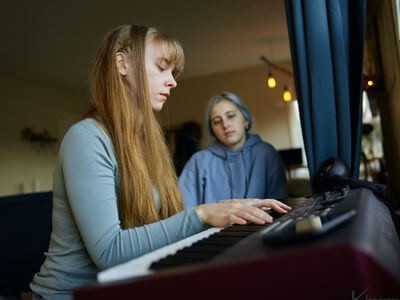Emma (11) a zongorázásról